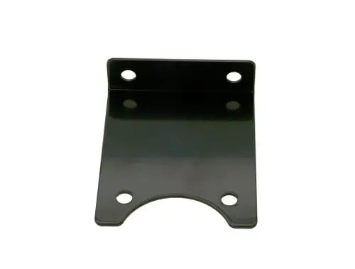 Schwarze Metallhalterung mit zwei länglichen Bohrungen und einer halbkreisförmigen Aussparung an der Unterseite, geeignet für die Montage von Rohrleitungen, Marke Bosch.